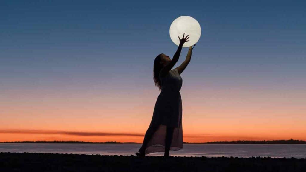 how to manifest on a full moon